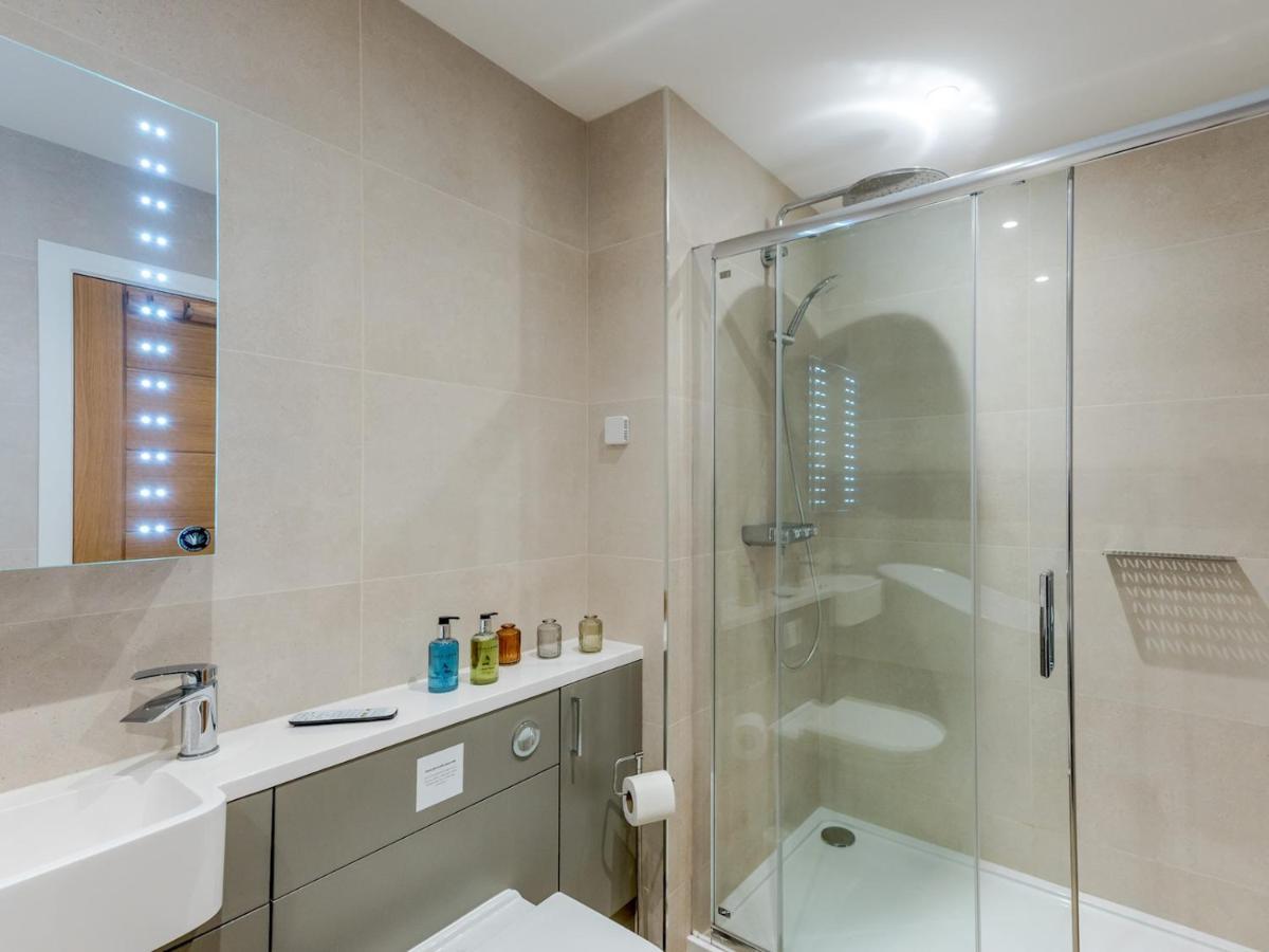 Pass The Keys 1 Bed Albury Contemporary Apartment With Secure Parking Shrewsbury Exterior photo